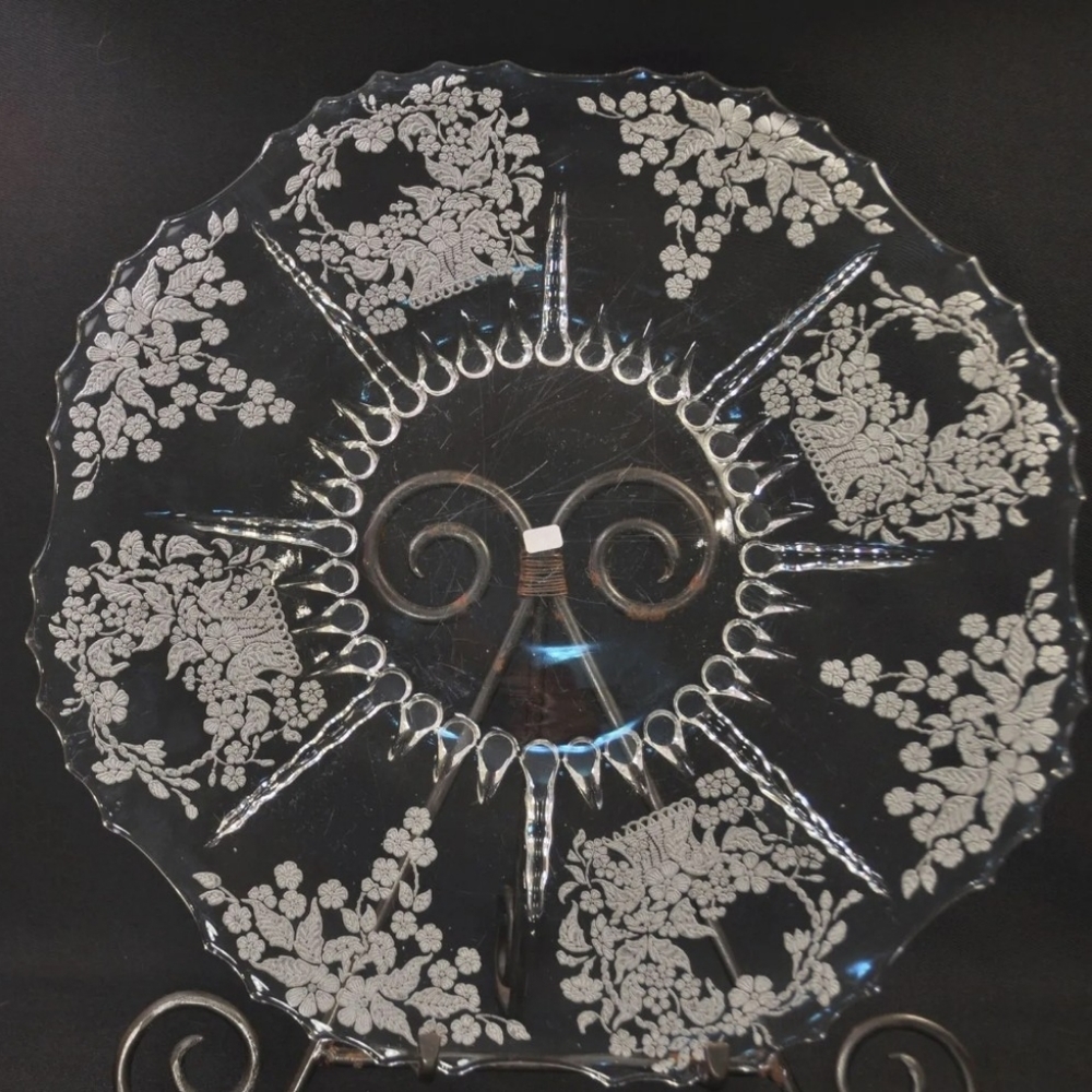 Exquisite NEW MARTINSVILLE/Viking Glass Company 14 7/16" CAKE PLATE, MEADOW WREA